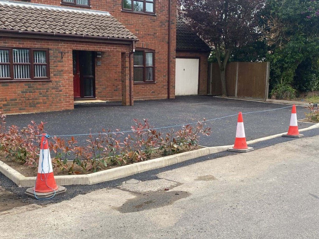 This is a newly installed tarmac driveway just installed by Sittingbourne Driveways